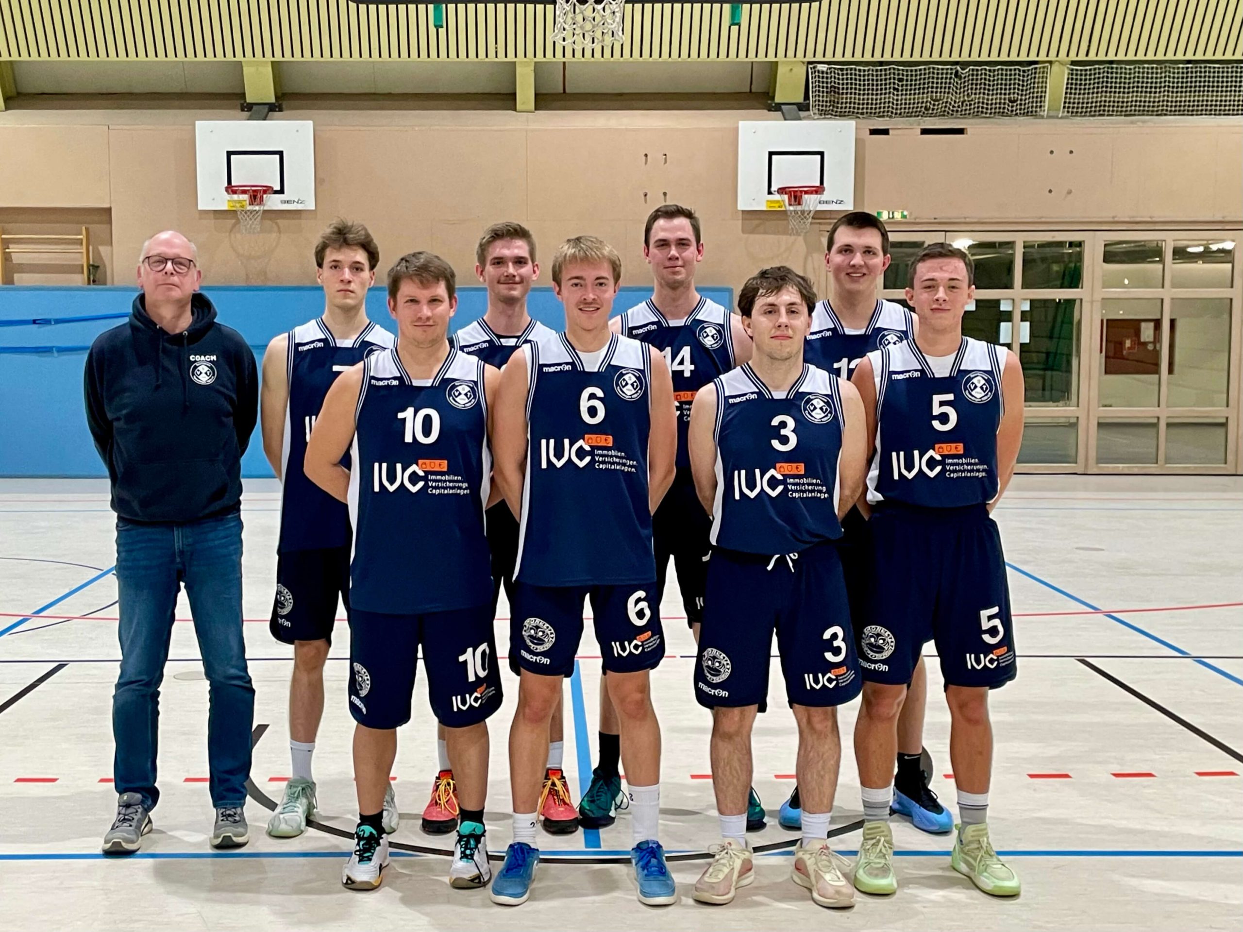 Mannschaftsfoto der Basketball Herren nach dem Sieg gegen Lokomotive Göppingen